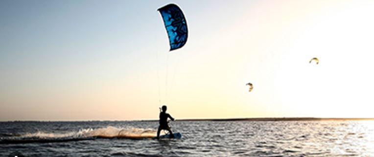 Scuola di kitesurf sulla spiaggia (Immagine Placeholder)