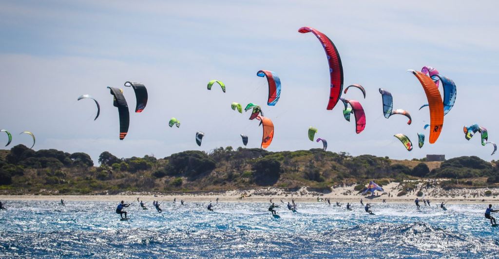 Kitesurfer in azione a Punta Trettu (Immagine Placeholder)